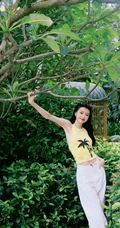 孙怡可爱小背心白色长裤穿搭户外街拍美照