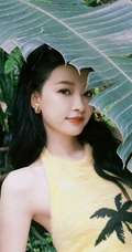孙怡可爱小背心白色长裤穿搭户外街拍美照