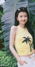 孙怡可爱小背心白色长裤穿搭户外街拍美照