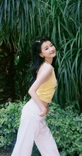 孙怡可爱小背心白色长裤穿搭户外街拍美照