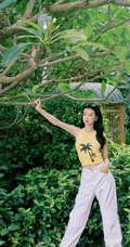孙怡可爱小背心白色长裤穿搭户外街拍美照