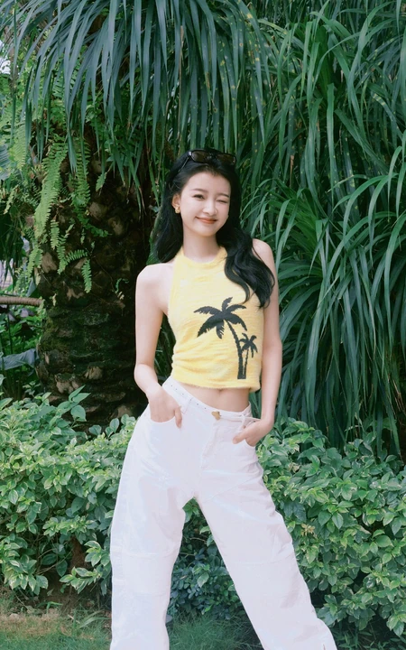 孙怡可爱小背心白色长裤穿搭户外街拍美照