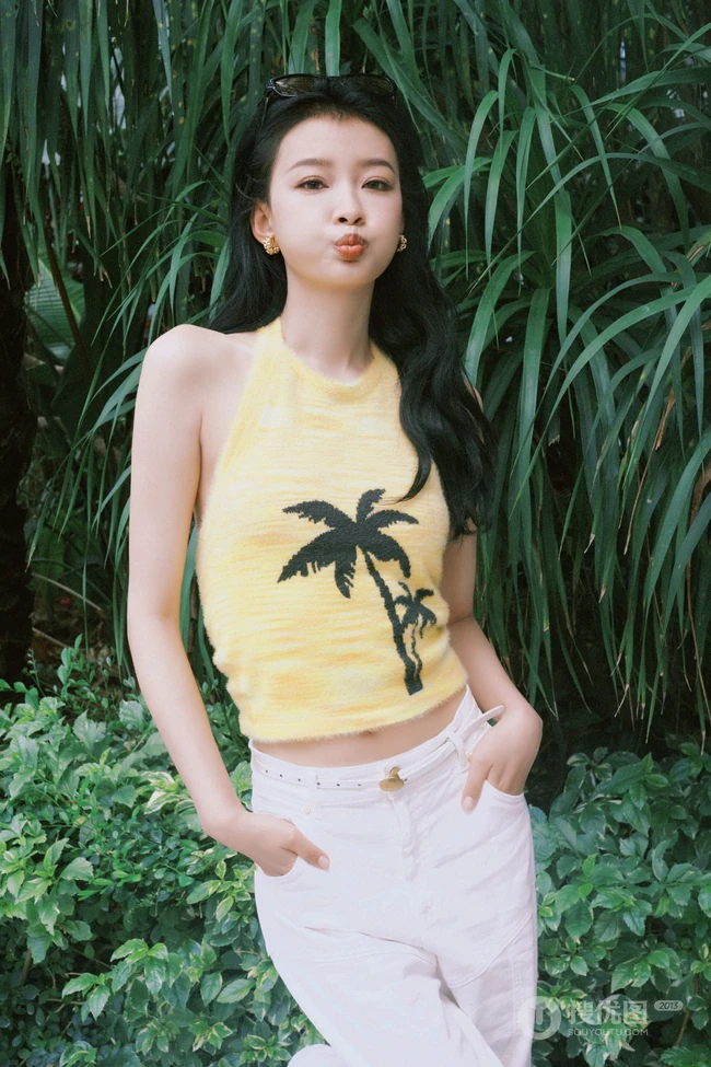 孙怡可爱小背心白色长裤穿搭户外街拍美照