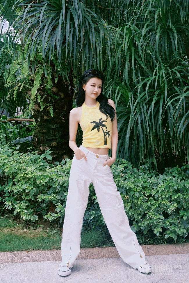 孙怡可爱小背心白色长裤穿搭户外街拍美照