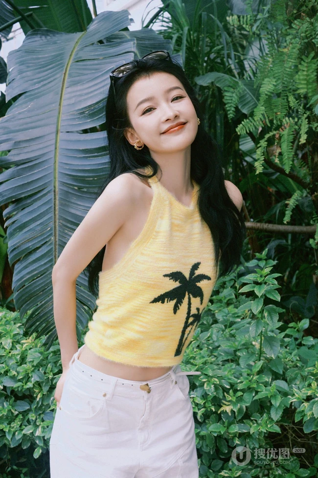 孙怡可爱小背心白色长裤穿搭户外街拍美照