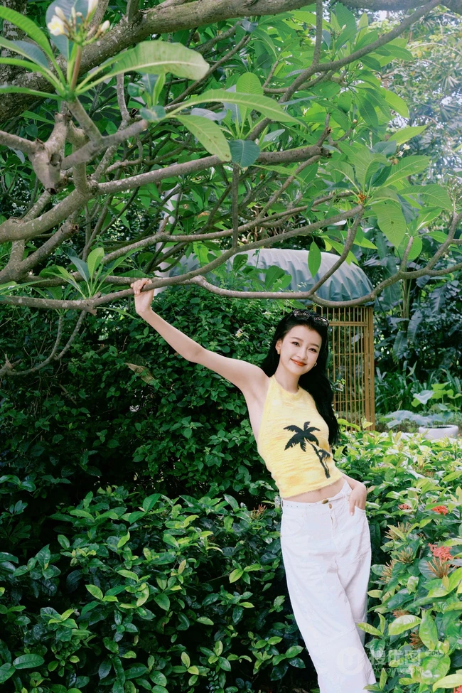 孙怡可爱小背心白色长裤穿搭户外街拍美照