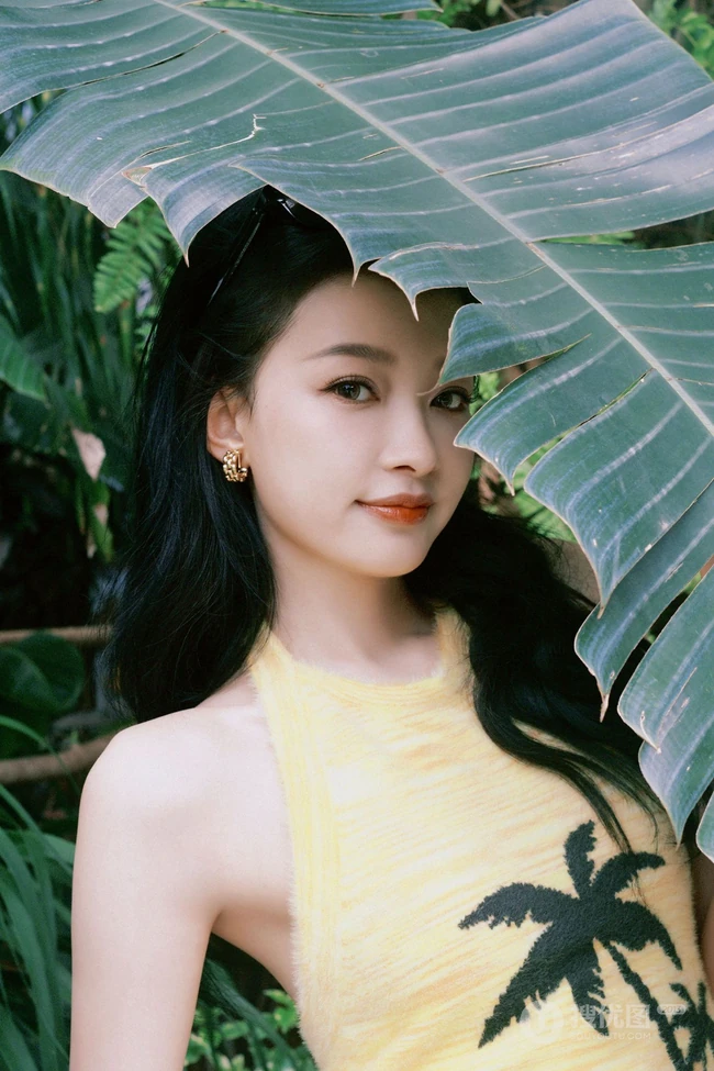 孙怡可爱小背心白色长裤穿搭户外街拍美照