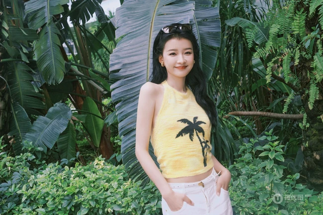 孙怡可爱小背心白色长裤穿搭户外街拍美照