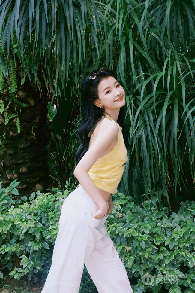 孙怡可爱小背心白色长裤穿搭户外街拍美照