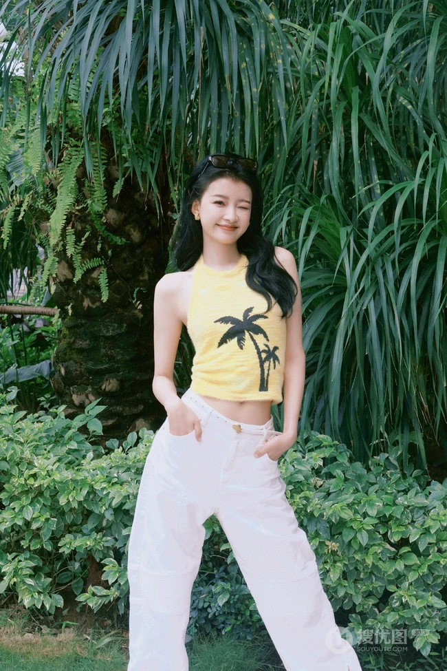 孙怡可爱小背心白色长裤穿搭户外街拍美照