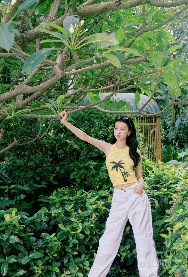 孙怡可爱小背心白色长裤穿搭户外街拍美照