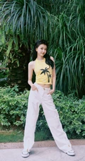 孙怡可爱小背心白色长裤穿搭户外街拍美照