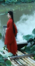 陈小纭一袭红衣古风装扮，荷花池竹筏中手持长剑唯美图片