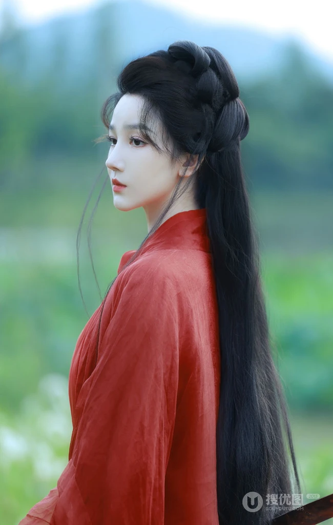 陈小纭一袭红衣古风装扮，荷花池竹筏中手持长剑唯美图片
