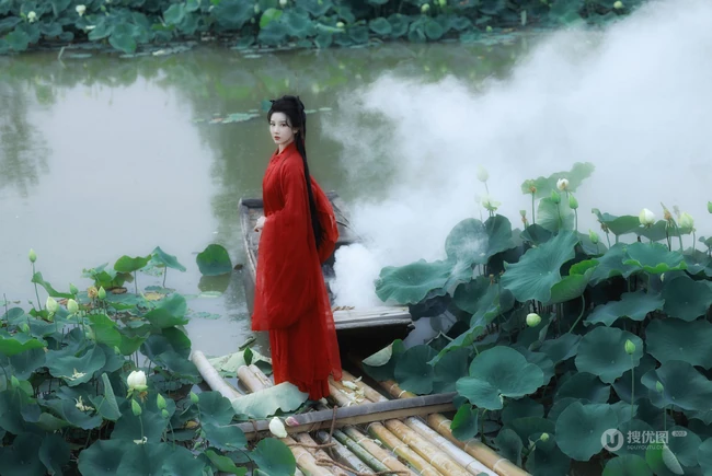 陈小纭一袭红衣古风装扮，荷花池竹筏中手持长剑唯美图片