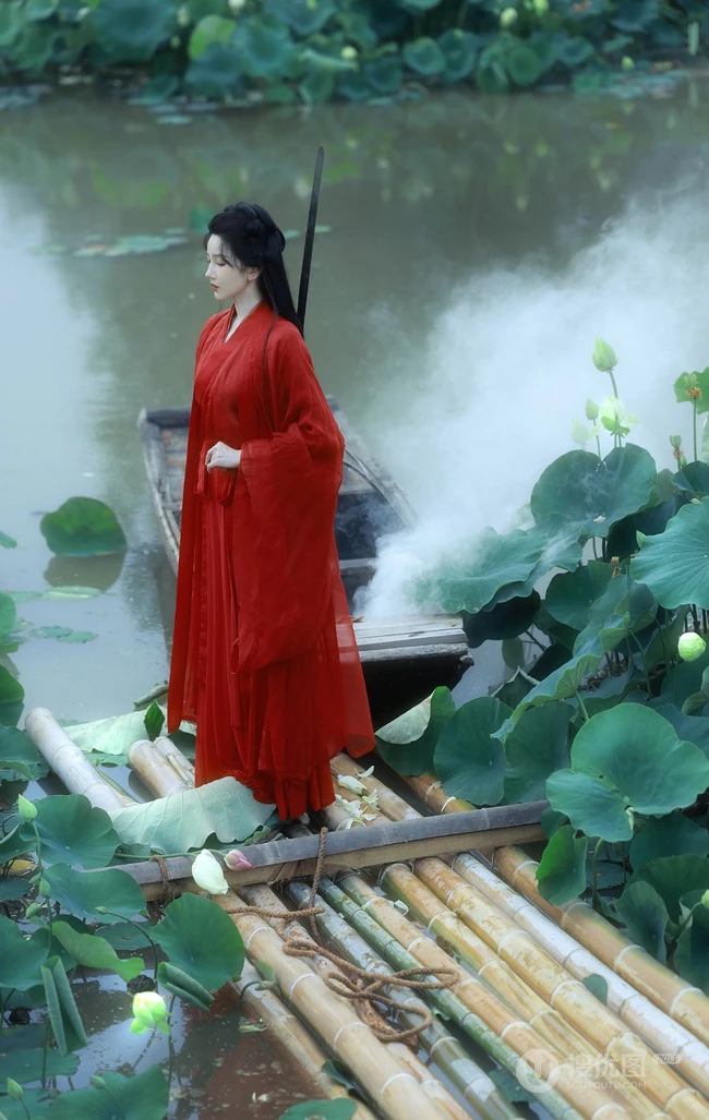 陈小纭一袭红衣古风装扮，荷花池竹筏中手持长剑唯美图片