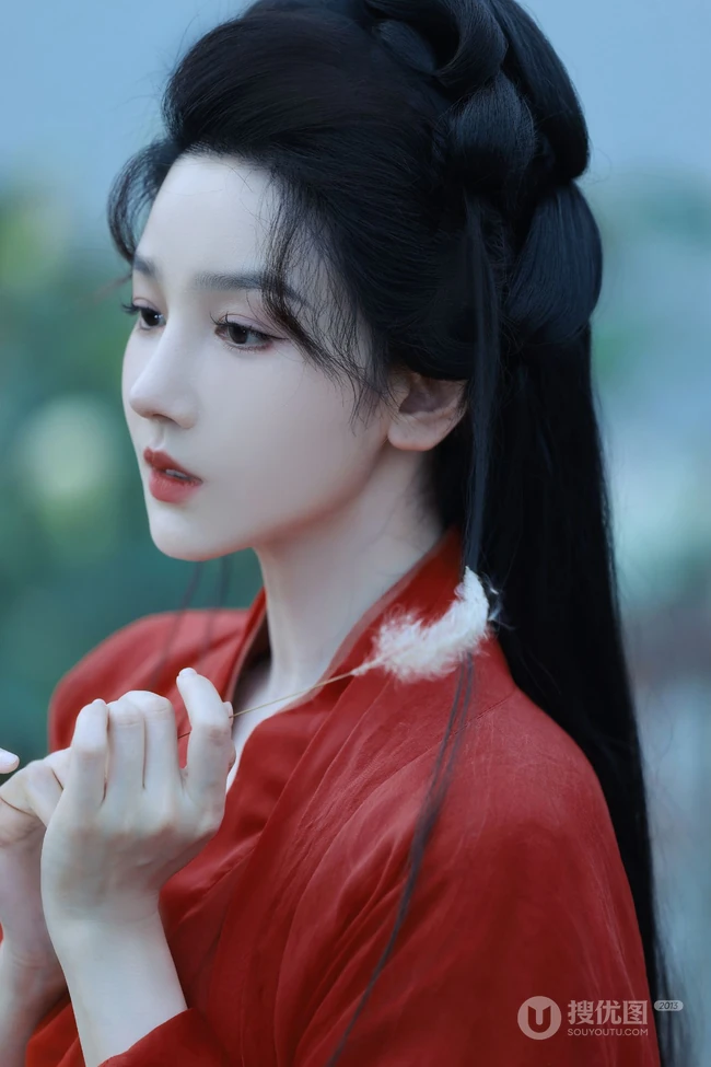 陈小纭一袭红衣古风装扮，荷花池竹筏中手持长剑唯美图片