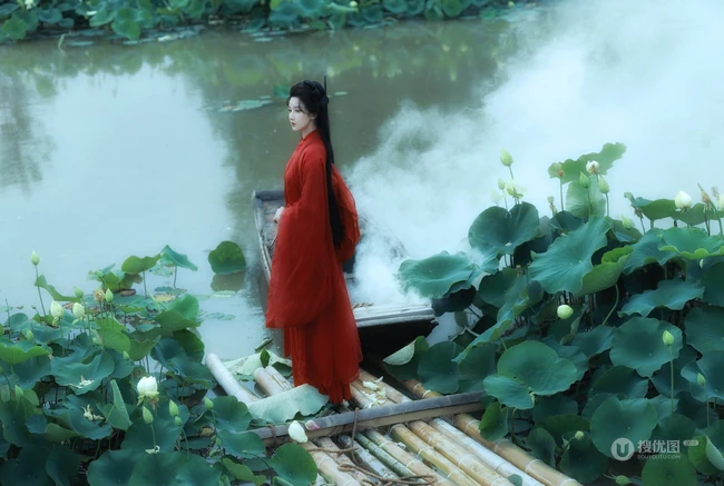 陈小纭一袭红衣古风装扮，荷花池竹筏中手持长剑唯美图片