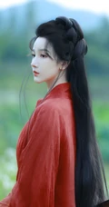 陈小纭一袭红衣古风装扮，荷花池竹筏中手持长剑唯美图片