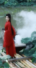 陈小纭一袭红衣古风装扮，荷花池竹筏中手持长剑唯美图片