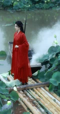 陈小纭一袭红衣古风装扮，荷花池竹筏中手持长剑唯美图片