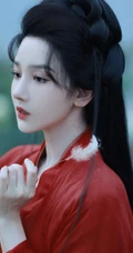 陈小纭一袭红衣古风装扮，荷花池竹筏中手持长剑唯美图片