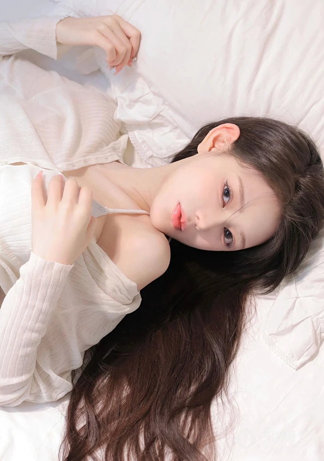 清甜女生清凉肩带衣短裤穿搭室内写真图片