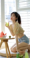 好清凉的小碎花，夏日清凉少女碎花衫短裤穿搭超美写真图片