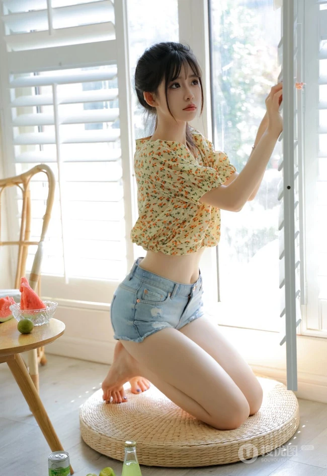 好清凉的小碎花，夏日清凉少女碎花衫短裤穿搭超美写真图片