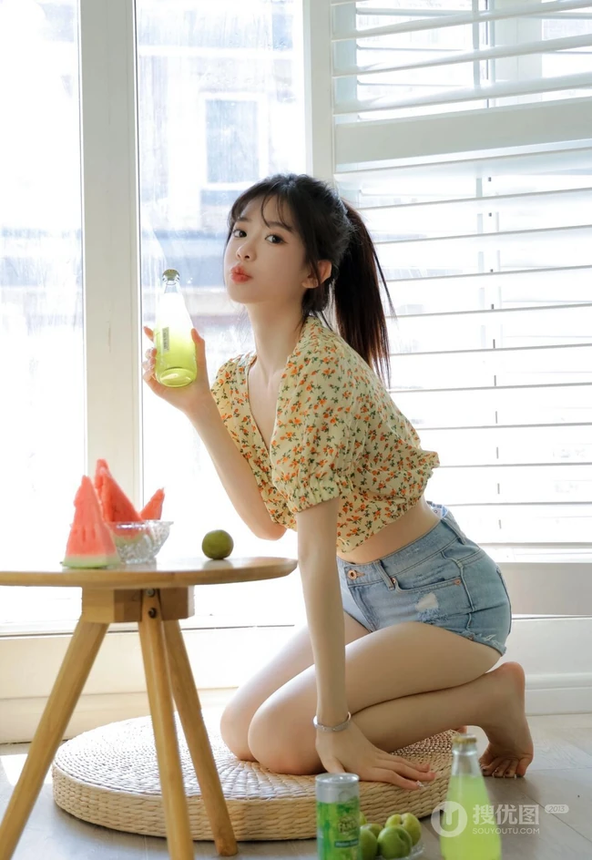 好清凉的小碎花，夏日清凉少女碎花衫短裤穿搭超美写真图片