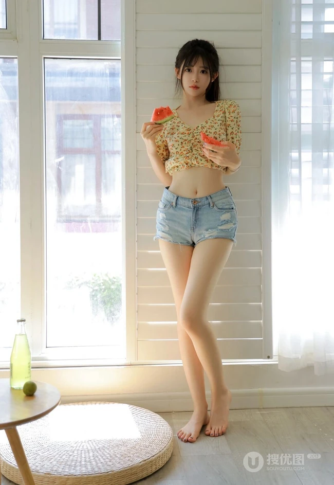 好清凉的小碎花，夏日清凉少女碎花衫短裤穿搭超美写真图片