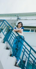 帅气大男孩金泰亨夏日复古穿搭逗狗阳光写真图片