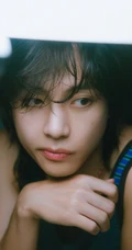 帅气大男孩金泰亨夏日复古穿搭逗狗阳光写真图片