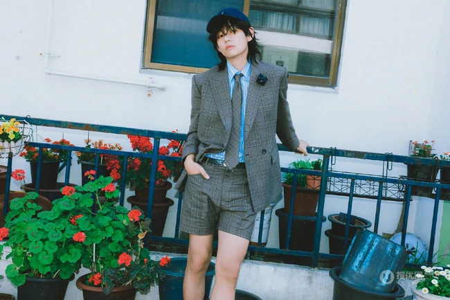 帅气大男孩金泰亨夏日复古穿搭逗狗阳光写真图片
