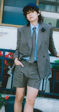 帅气大男孩金泰亨夏日复古穿搭逗狗阳光写真图片