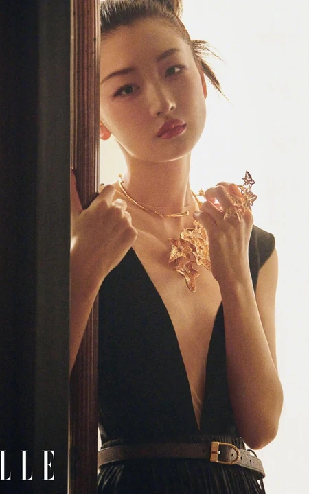 周冬雨挑战复古个性服饰柔美大方杂志写真图片