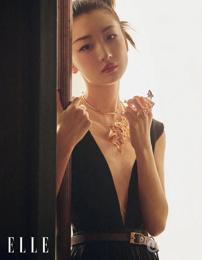 周冬雨挑战复古个性服饰柔美大方杂志写真图片