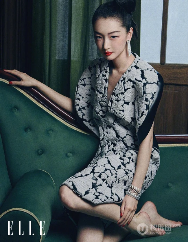 周冬雨挑战复古个性服饰柔美大方杂志写真图片