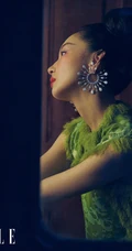 周冬雨挑战复古个性服饰柔美大方杂志写真图片