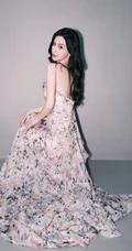 Angelababy气质露背装席地长裙超美写真图片