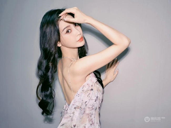 Angelababy气质露背装席地长裙超美写真图片