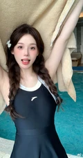 泳池少女紧身死库水泳装可爱动人自拍美照