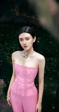 梁洁粉色礼裙连体裤户外气质甜酷写真图片