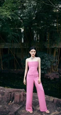 梁洁粉色礼裙连体裤户外气质甜酷写真图片