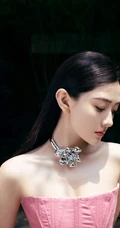 梁洁粉色礼裙连体裤户外气质甜酷写真图片