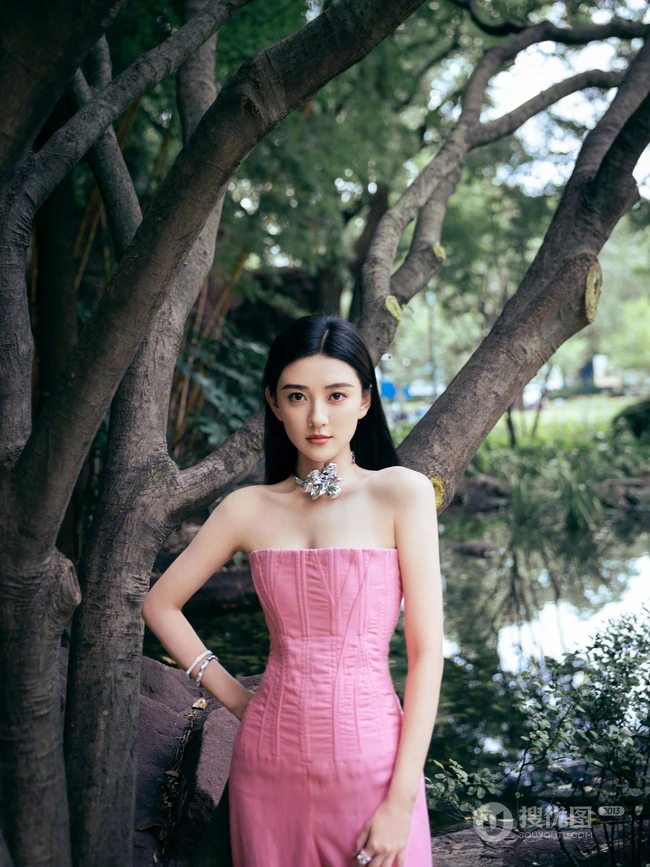 梁洁粉色礼裙连体裤户外气质甜酷写真图片