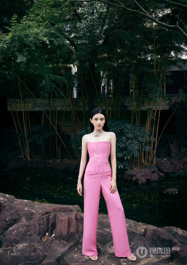 梁洁粉色礼裙连体裤户外气质甜酷写真图片