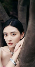 梁洁粉色礼裙连体裤户外气质甜酷写真图片