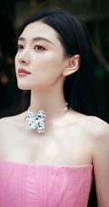 梁洁粉色礼裙连体裤户外气质甜酷写真图片