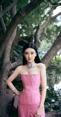 梁洁粉色礼裙连体裤户外气质甜酷写真图片